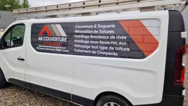 Véhicule AB COUVERTURE sur chantier de couverture et zinguerie17_Snapchat