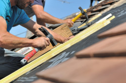 Couvreur pour la rénovation complète d'une toiture en zinc