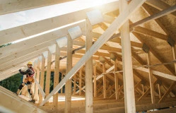 Création d'une toiture sur une maison en construction  